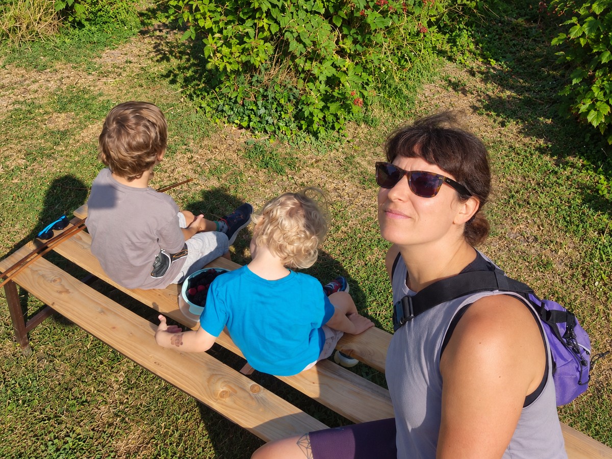 Diane Sittinger mit ihren beiden Kindern auf einer Bank im Grünen